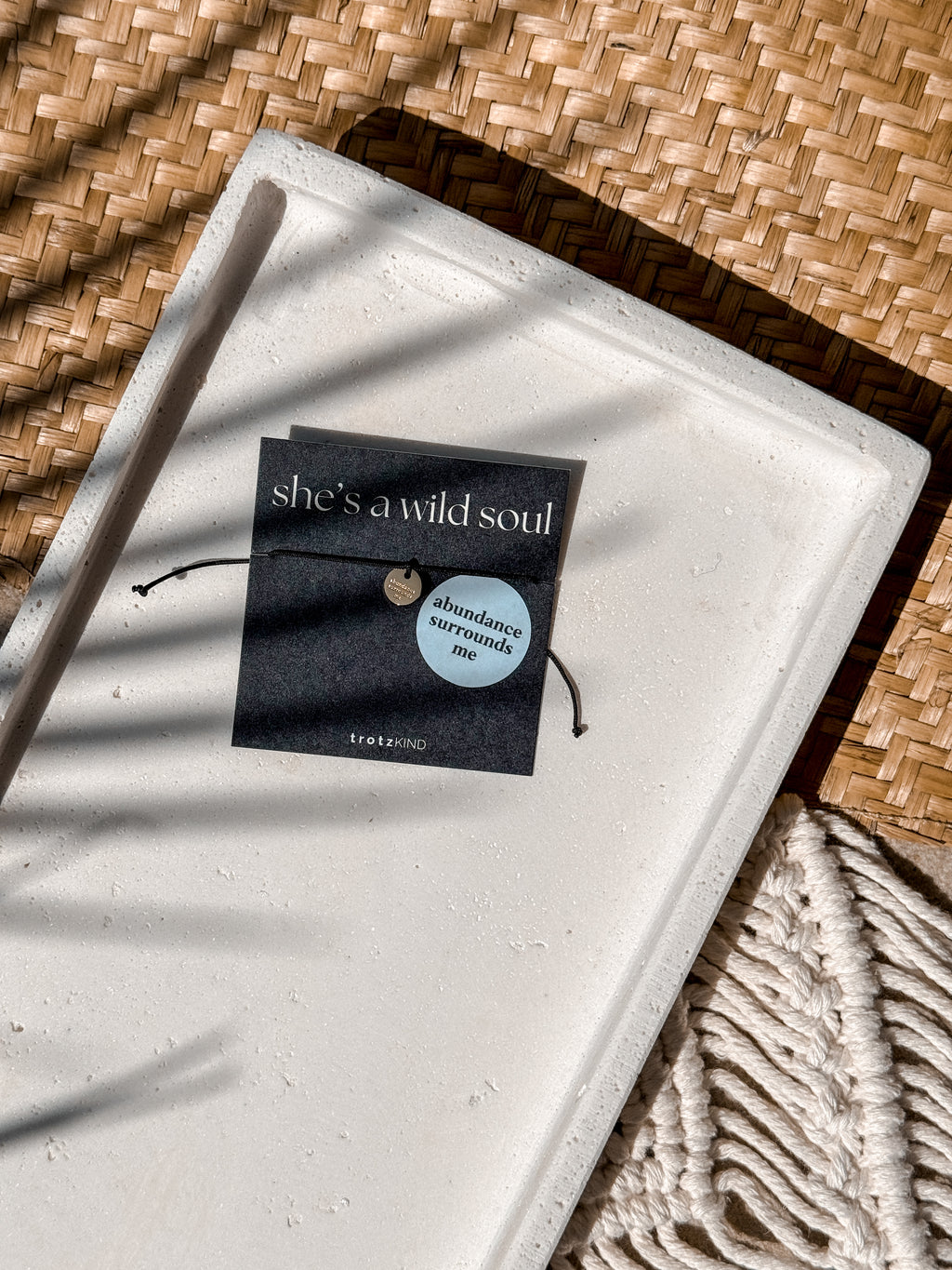 ARMBAND Abundance surrounds me